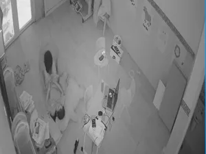 Quá nứng… Lộ clip làm tình cùng bạn gái tại phòng khách